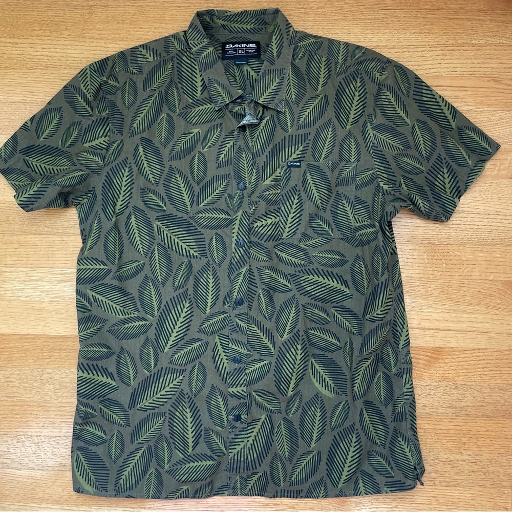 Dakine Green Leaf Pattern Casual Button Down Shirt - image 1